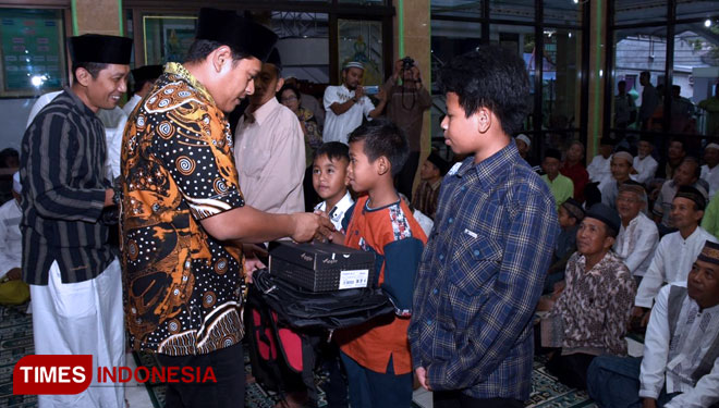Walikota berikan bansos prodamas kepada anak sekolah (FOTO: Pemkot Kediri for TIMES Indonesia)