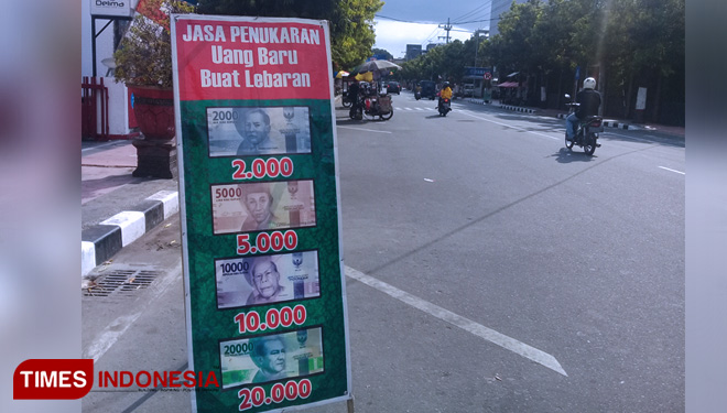 Banner lapak Jasa Penukaran uang Baru di Jalan Kenangan Kota Blitar,Kamis (23/5/2019). (FOTO: Sholeh /TIMES Indonesia)