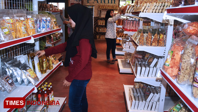 Pengunjung sedang memilih camilan di pusat oleh oleh khas Blitar Neo Nasionalism, Kamis (23/5/2019). (FOTO: Sholeh /TIMES Indonesia)