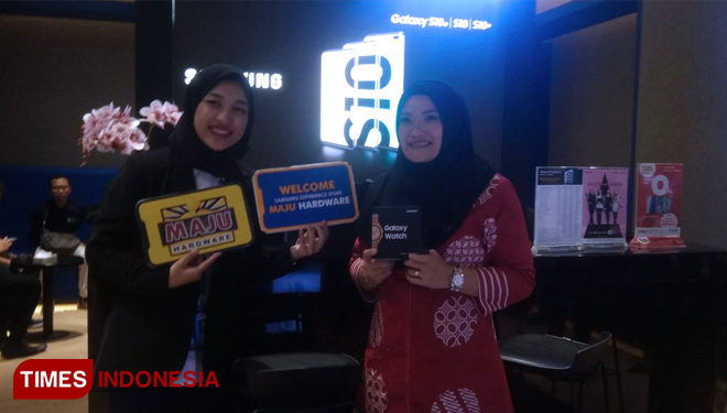 Wakil Wali Kota Madiun Inda Raya sebelah kanan, usai peresmian Samsung Experience Store, (FOTO: Pamula Yohar C/ TIMES Indonesia).
