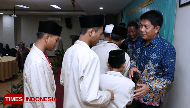 Made Arya Wedanthara The Head of Disparbud Malangand the orphans. (Picture by: Disparbud Kabupaten Malang for TIMES Indonesia)