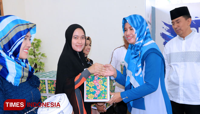 Ketua Darma Wanita didampingi Kepala BNNK Blitar memberikan bingkisan kepada anggotanya dalam acara Bimrohtal BNNK Kabupaten Blitar, Jumat (24/5/2019) (FOTO: Sholeh/TIMES Indonesia)