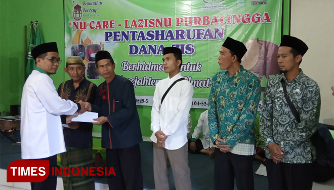 Ketua Lazisnu Purbalingga, H Agus Musalim SAg, saat memberikan dana ZIS secara simbolis kepada para mustahiq (FOTO: Edi Siswanto/TIMES Indonesia)