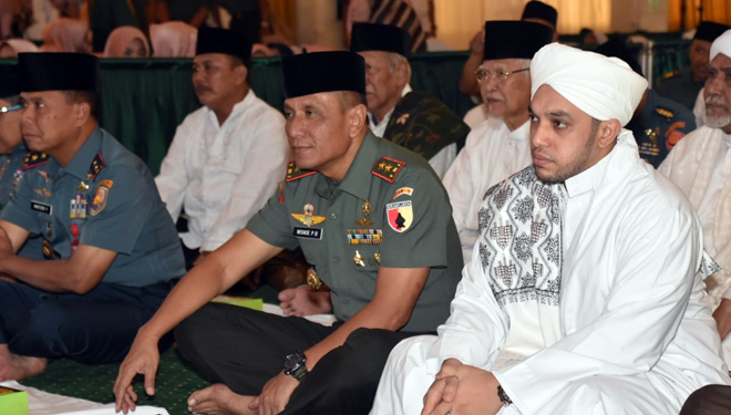 Pangdam V/Brawijaya, Mayjen TNI Wisnoe P.B dengan masyarakat dan tokoh agama saat buka puasa bersama di Gedung Balai Prajurit Makodam V/Brawijaya, Kamis (23/5/2019). (FOTO: Istimewa)