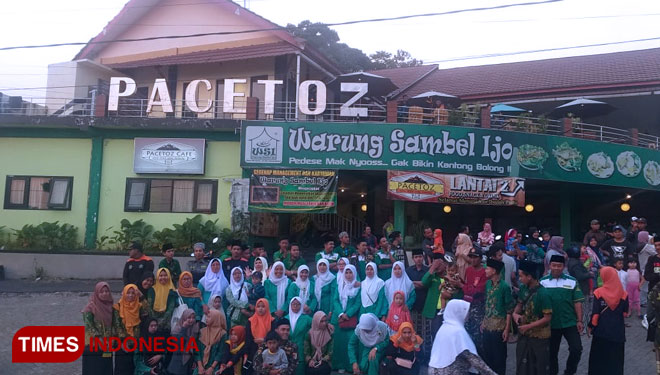 Suasana bagi bagi paket takjil pemuda NU Kecamatan Pacet, Kabupaten Mojokerto pada pengguna jalan, Jumat (24/05/2019) (FOTO: Mujiburohman/dj/TIMES Indonesia)