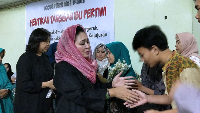 Presidium Emak-emak memberikan bunga dukacita kepada keluarga almarhum Raihan Fajri, (FOTO: Istimewa)