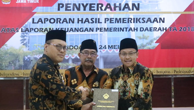 Wali Kota Malang Sutiaji menerima penghargaan opini WTP dari BPK RI. (foto: Pemkot Malang)
