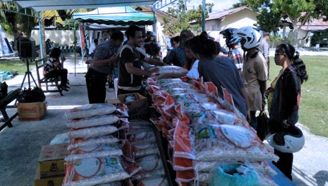penjualan kebutuhan pokok RPK Perum Bulog Subdivre Waingapu, (FOTO: Istimewa)
