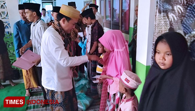 Bupati Pamekasan saat memberikan santunan pada puluhan anak yatim di Kecamatan Galis, Kabupaten Pamekasan.(Foto: Akhmad Syafi'i/TIMES Indonesia)