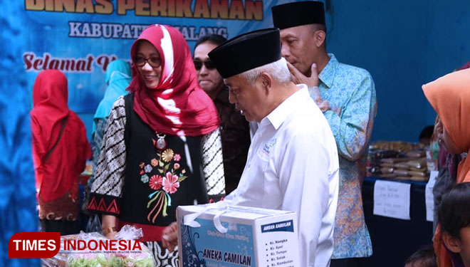 Plt Bupati Malang Drs HM Sanusi MM saat meninjau stand pasar Lebaran di Gondanglegi. (Foto : Humas Pemkab Malang for TIMES Indonesia)