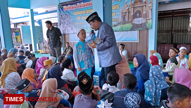 Direksi PT Anugerah Citra Abadi terus jajah desa melangkori untuk menyantuni anak-anak yatim dan kaum dhuafa sebagai bagian dari safari Pekan Islami PT ACA.(FOTO: Widodo irianto/TIMES Indonesia)