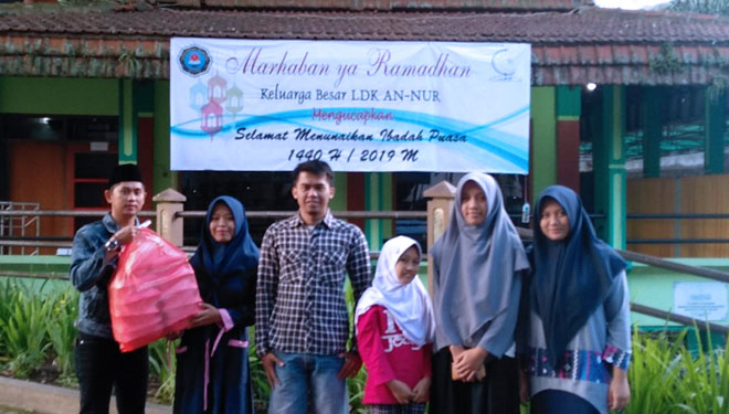 IKA Uniga Malang menggelar program Sedekah Takjil dengan menyalurkan takjil sekaligus buka bersama di sembilan tempat di Malang Raya, Sabtu (25/5/2019). (FOTO:Istimewa) 