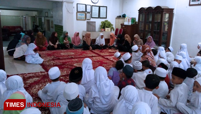 Siswa KB/TK Khadijah Surabaya menyalurkan zakat fitrah pada warga sekitar sekolah, 24/5/19. (FOTO: ajp.TIMES Indonesia)