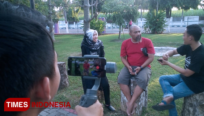 Pak Ndul saat syuting di Taman Tawangrejo, Kota Madiun. (FOTO: Bambang H Irwanto/TIMES indonesia)