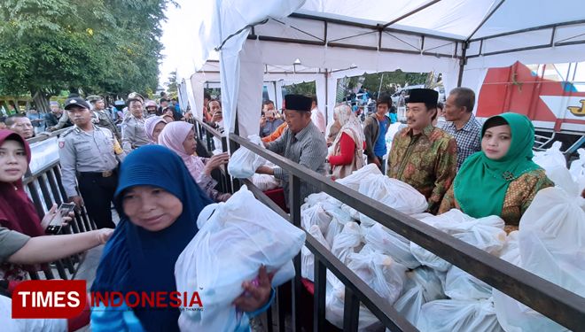 Warga mengantre membeli sembako murah di Pasar Rakyat dan Bazar Ramadan di Parkir timur Gelora Delta, Sidoarjo. (FOTO: Rudi/TIMES Indonesia)
