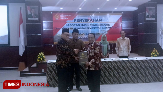 Bupati Blitar, Drs H Rijanto MM menerima Laporan Hasil Pemeriksaan (LPH) atas Laporan Keuangan Pemerintah Daerah (LKPD) Tahun Anggaran 2018 di Kantor BPK Perwakilan Jawa timur, Jumat (24/5/2019). (FOTO: Pemkab for TIMES Indonesia)