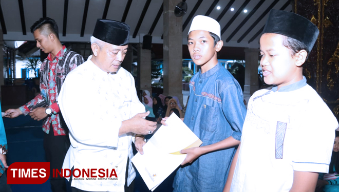 Plt Bupati Malang Drs HM Sanusi MM saat memberikan santunan kepada anak yatim piatu. (FOTO: Humas Pemkab Malang for TIMES Indonesia)