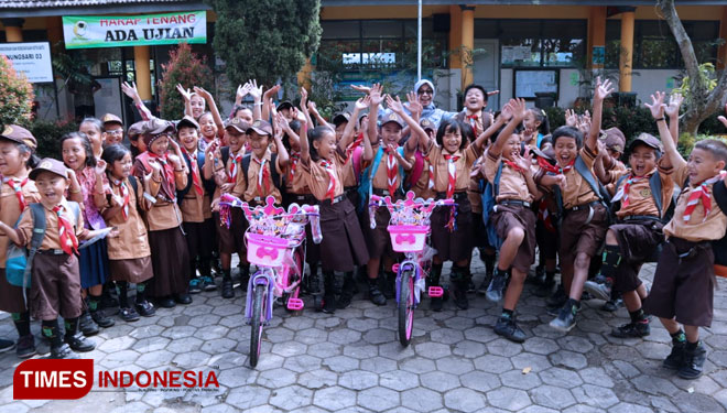 Siswi SDN 03 Gunungsari gembira karena dua siswanya mendapatkan hadiah sepeda mini dari Wali Kota. (ADC Wali Kota Batu/TIMES Indonesia)