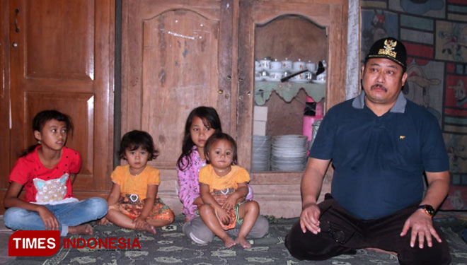 Wakil Bupati Bondowoso Irwan Bachtiar Rahmat saat mengunjungi saat menjenguk empat anak yatim bersaudara di Desa Gubrih (FOTO: Moh Bahri/TIMES Indonesia) 