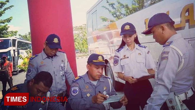 Petugas dishub Ngawi sedang memeriksa kondisi kendaraan dan pemeriksaan kesehatan untuk awak bus.(24/5/2018)
