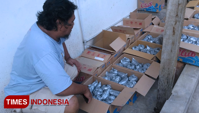 Bubuk mercon yang sudah terbungkus plastik berukuran 1 kilogram siap diedarkan (FOTO: Moh Bahri/TIMES Indonesia) 