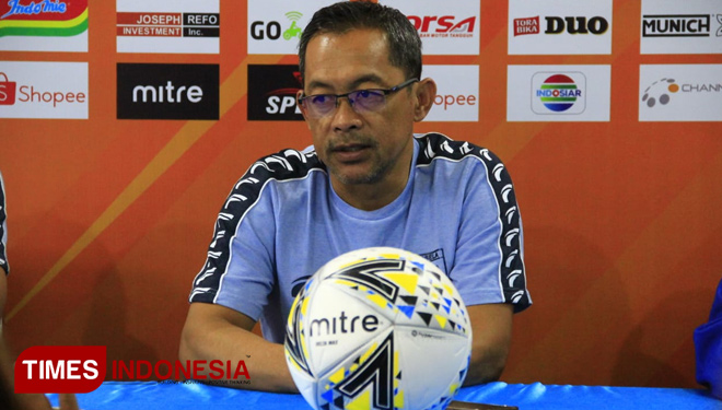 Pelatih Persela, Aji Santoso jelang laga Shopee Liga 1 2019 melawan Arema FC. (FOTO: Tria Adha/TIMES Indonesia)
