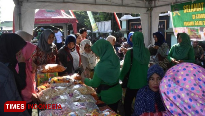 Anggota Persit Kodim 0818 melayani warga dalam Bazar Murah Kodim 0818. (FOTO: AJP/TIMES Indonesia)