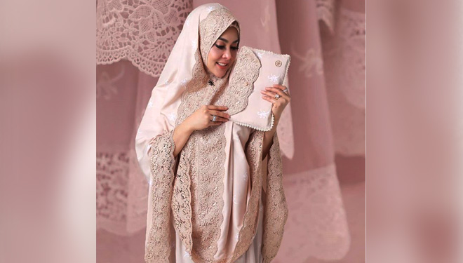 Pin SYR Berlapis emas, mukena Fatimah Syahrini dibandrol Rp 3,5 juta. (FOTO: Fatimahsyahrini/Instagram)
