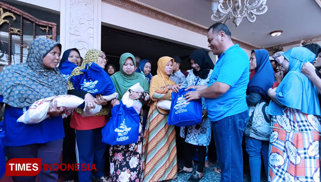 H Rahmat Muhajirin beserta Istri Hj Mimik Idayana saat membagikan paket sembako kepada warga (FOTO: Rudi/TIMES Indonesia)