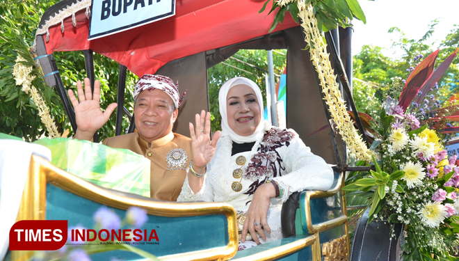 Gayeng, Bupati Lamongan Fadeli bersama istri, Makhdumah naik kereta dalam kirab budaya dengan mengenakan Pakaian Khas Lamongan (PKL), Minggu, (26/5/2019). (FOTO: istimewa)