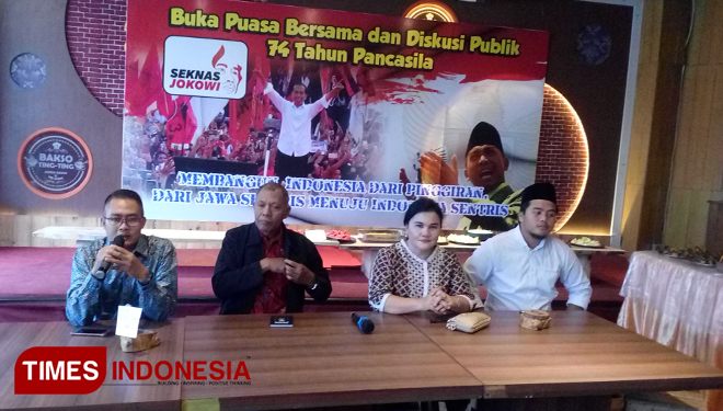 Dari kanan-kiri: Wakil Ketua DPW Seknas Jokowi Jawa Timur Sapto Raharjanto, Pakar Hukum Universitas Jember Prof Dr Dominicus Rato, Dewan Pembina Seknas Jokowi Jawa Timur Hari Putri Lestari, dan Ketua GMNI Cabang Jember Irham Fidaruzziar.