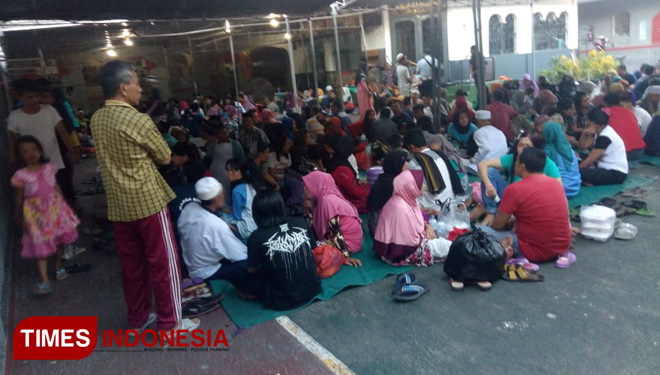 Suasana saat berbuka puasa bersama antara warga binaan bersama keluarganya di dalam Lapas Kelas IIA Jember, Sabtu (25/5/2019). (FOTO: Lapas Kelas IIA Jember for TIMES Indonesia)
