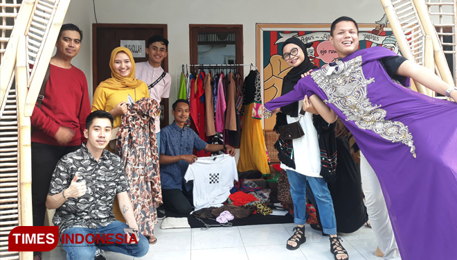 Aksi Sosial Pemuda Bersedekah dengan cara garage sale pakaian dan aksesoris di Banyuwangi (FOTO: Roghib Mabrur/TIMES Indonesia)