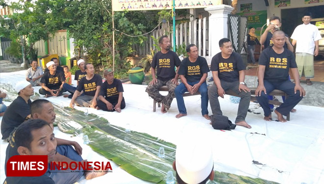 Relawan RGS saat antre untuk cukur gundul (Foto: Akmal/TIMES Indonesia).