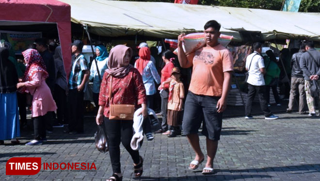 Antusias warga untuk berbelanja di Bazar Murah yang diadakan oleh Kodim 0818 (FOTO: ajp.TIMES Indonesia)