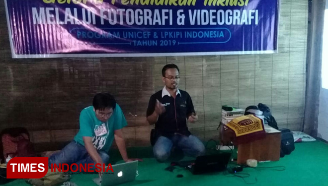 Pemateri saat memberikan materi dalam acara Sosialisasi Gelora Pendidikan Inklusi melalui Fotografi  dan Videografi, di Rumah Makan Iwak Pe (FOTO: Moh Bahri/TIMES Indonesia) 