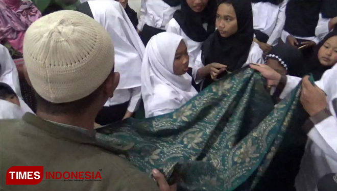Tradisi sorban berjalan di kalangan muslim tengger. (FOTO: Happy L. Tuansyah/TIMES Indonesia)