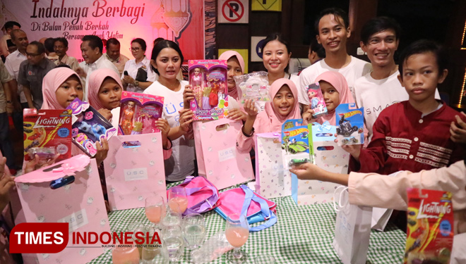 Senyum ceria anak bahagia saat U Save Children membagikan bingkisan berupa mainan baru dari 87 Scale Community dalam acara buka bersama yang digelar oleh TLCI Chapter Surabaya di Hotel Singgasana, Surabaya, Minggu (26/5/2019). (FOTO: Lely Yuana/TIMES Indo