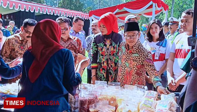Wali Kota Malang Sutiaji meninjau pasar Ramadhan yang digelar Bakorwil III Jawa Timur. (Foto: Imadudin M/TIMES Indonesia)
