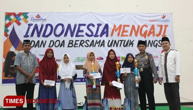 Para pemenang lomba dai cilik saat penyerahan hadiah bersama Kepala Cabang Yatim Mandiri Ponorogo, Danramil dan Kapolsek Kauman. (FOTO: Evita Mukharohmah/TIMES Indonesia)