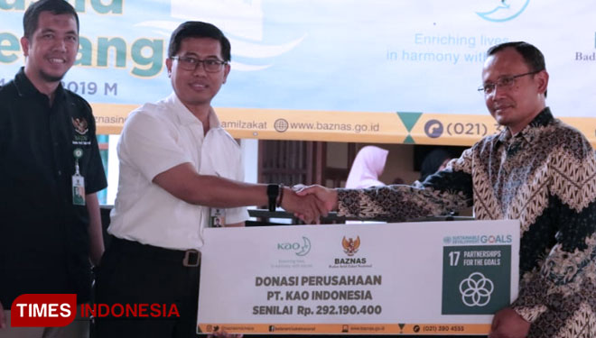 Vice President Kao Indonesia, Bambang Iswanto (Kemeja batik) menyerahkan Donasi PT. KAO INDONESIA. (Foto: Ivan Iskandaria/TIMES Indonesia)