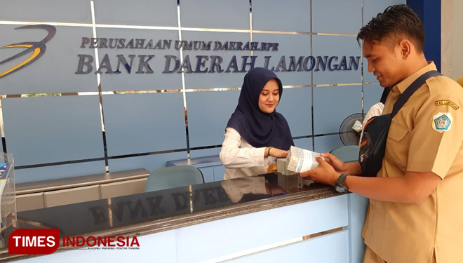 Warga Lamongan berbondong-bondong  menukarkan uang di Bank Daerah Lamongan, Senin, (27/5/2019). (FOTO: Bank Daerah Lamongan (BDL) for TIMES Indonesia)