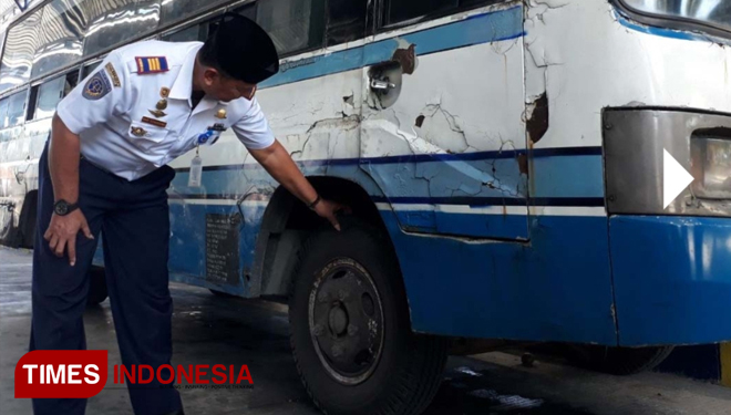 Petugas Dishub Ponorogo memeriksa kondisi bus yang masuk ke Terminal Seloaji.(Foto: Marhaban/TIMESIndonesia)