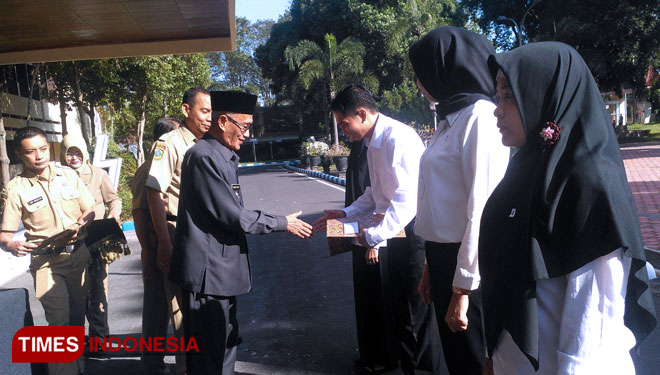 Bupati Bondowoso Drs KH Salwa Arifin saat menyerahkan SK Bupati kepafa CPNS di halaman Kantor Pemda (FOTO: Moh Bahri/TIMES Indonesia) 