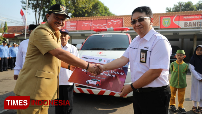 Walikota Madiun Maidi (kiri) menerima ambulans bantuan program CSR dari PT INKA. (Foto: Diskominfo Kota Madiun/TIMESIndonesia)