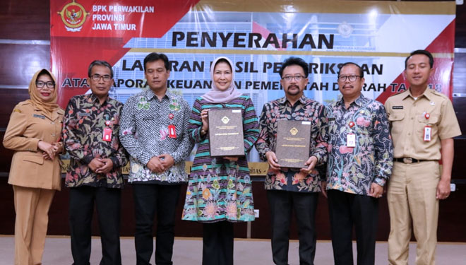 Wali Kota Batu, Dra Hj Dewanti Rumpoko MSi saat menerima LHP BPK RI. (Ist/TIMES Indonesia)