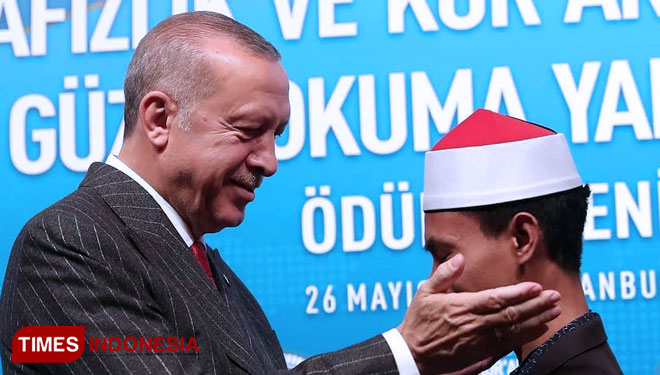 Syamsuri Firdaus, seorang Qori muda asal NTB bersama Presiden Turki, Erdogan.(FOTO: Humas Pemprov NTB for TIMES Indonesia) 