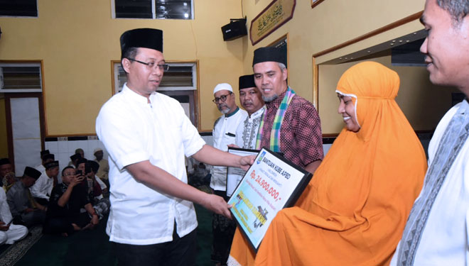 Dr. H. Zulkieflimansyah saat memberikan bantuan kepada masyarakat dan pemerintahan Kabupaten Sumbawa