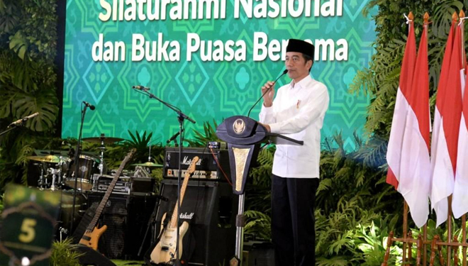 Presiden Jokowi menyampaikan sambutan pada Silaturahmi Nasional Himpunan Pengusaha Muda Indonesia (HIPMI), di Hotel Ritz Carlton, Jakarta, Minggu (26/5) malam. (Foto: Setpres)