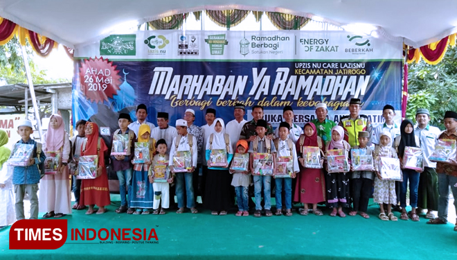 LazisNU salurkan santunan  berupa tas dan perlengkapan alat tulis kepada ratusan anak yatim,  di kantor MWC NU Kecamatan Jatirogo, Kabupaten Tuban Bumi Wali, The Spirit Of Harmony, Senin (28/05/2019). (FOTO: Safuwan/TIMESIndonesia)